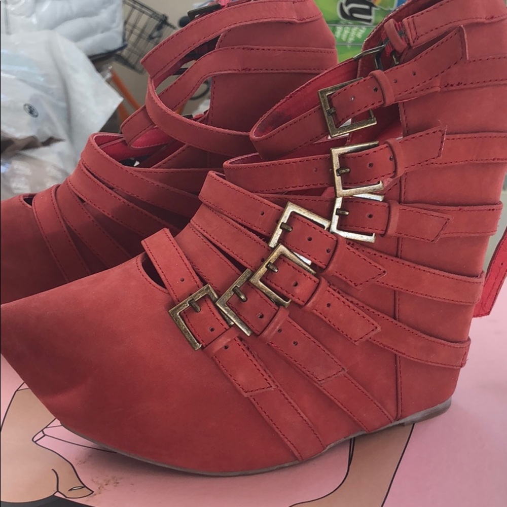 Multi buckle platform shoes